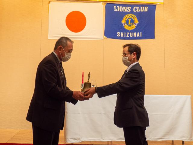 第59代会長L菅沼学(右)からゴングを引き継ぐ第60代会長L平野井裕